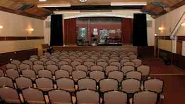 Henderson Memorial Hall в Abbots Langley, GB1