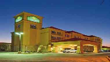 La Quinta Inn & Suites by Wyndham DFW Airport West - Bedford в Bedford, TX