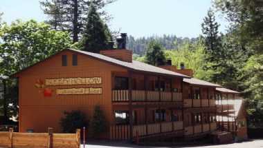 Sleepy Hollow Cabins and Hotel в Crestline, CA