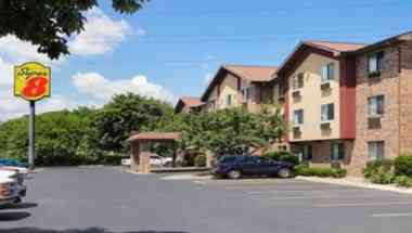 Super 8 by Wyndham Peoria East i East Peoria, IL