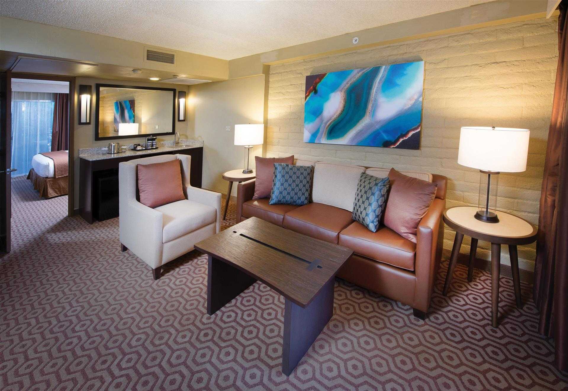 DoubleTree Suites by Hilton Hotel Tucson - Williams Center в Tucson, AZ