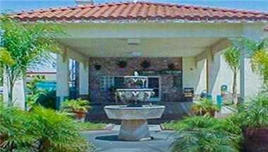 Days Inn & Suites by Wyndham South Gate i South Gate, CA