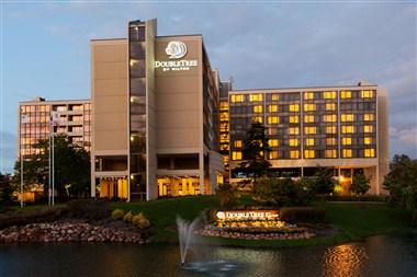 DoubleTree by Hilton Hotel Chicago - Oak Brook image