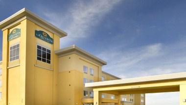 La Quinta Inn & Suites by Wyndham Denton - University Drive image