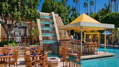 Oasis Pool Bar & Grill в Scottsdale, AZ