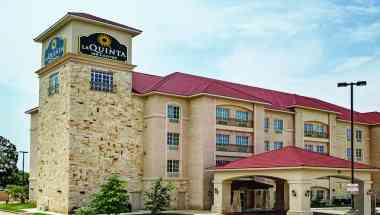 La Quinta Inn & Suites by Wyndham DFW Airport West - Euless в Euless, TX