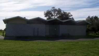 Peninsula, AUにおけるRosebud Youth and Band Hall