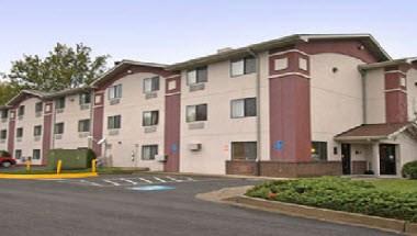 Super 8 by Wyndham College Park Wash DC Area image