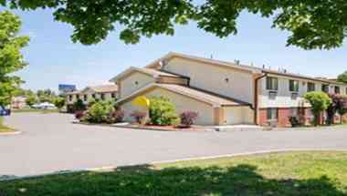 Days Inn by Wyndham Greenfield в Greenfield, MA