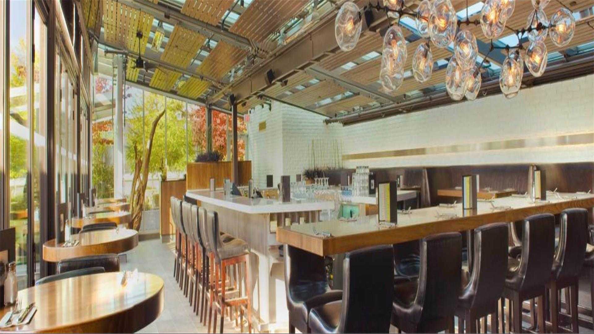 JOEY Burnaby в Burnaby, BC