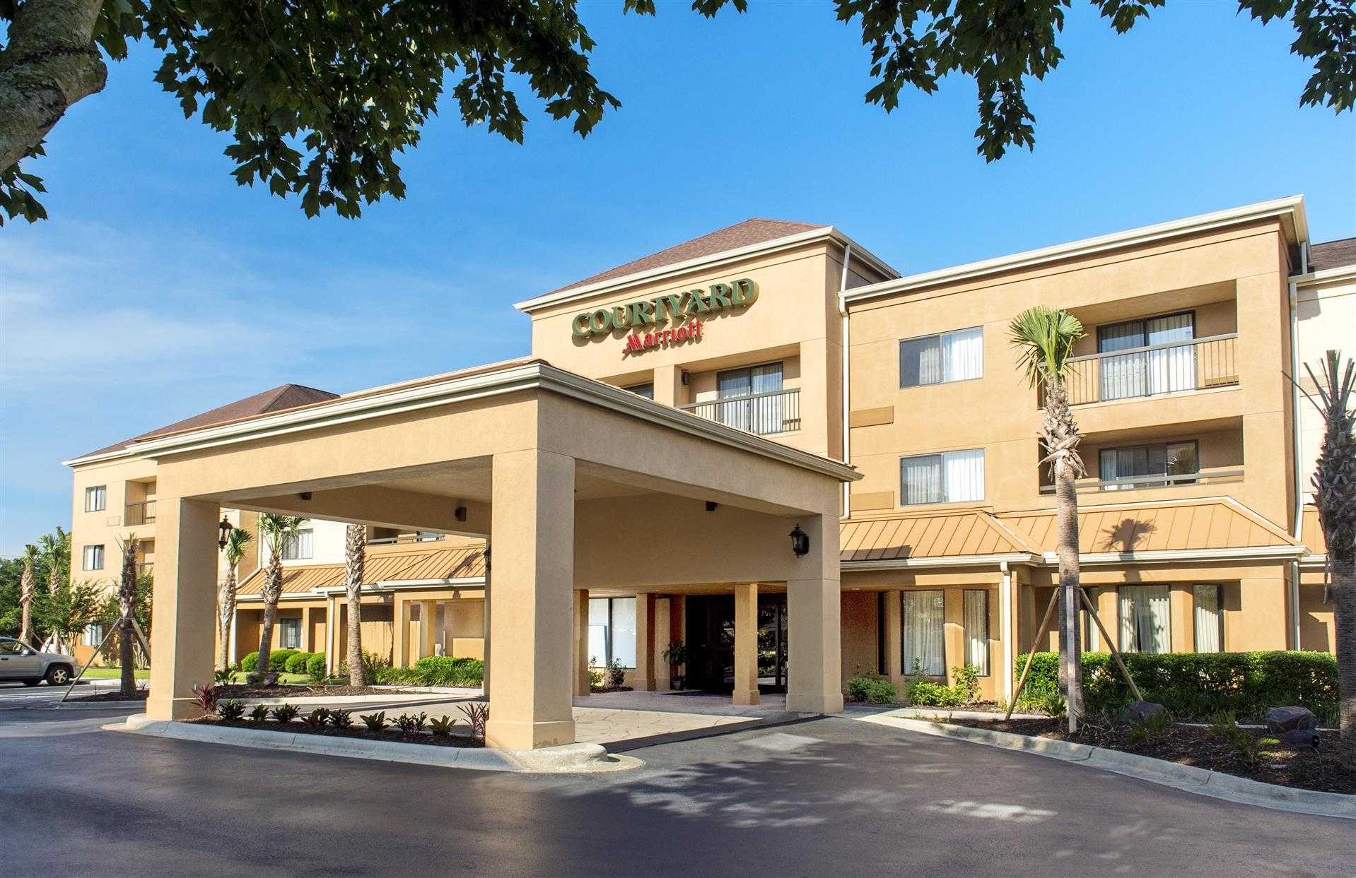 Courtyard by Marriott Pensacola в Pensacola, FL
