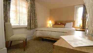 The Bear Inn, Esher, GB1