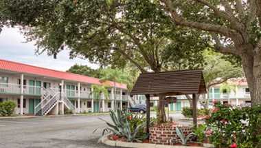 Super 8 by Wyndham Sarasota Near Siesta Key в Sarasota, FL