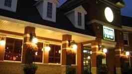 Village Inn Sarnia в Pt. Edward, ON