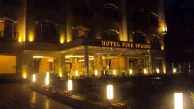 Hotel Pine Spring Srinagar em Srinagar, IN