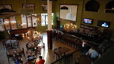 Bookies Bar & Grille в Detroit, MA