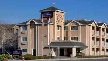 Howard Johnson by Wyndham Salinas a Salinas, CA