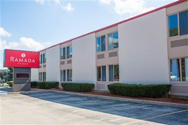 Ramada Plaza by Wyndham Chicago North Shore image