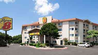 Super 8 by Wyndham Austin North/University Area в Austin, TX