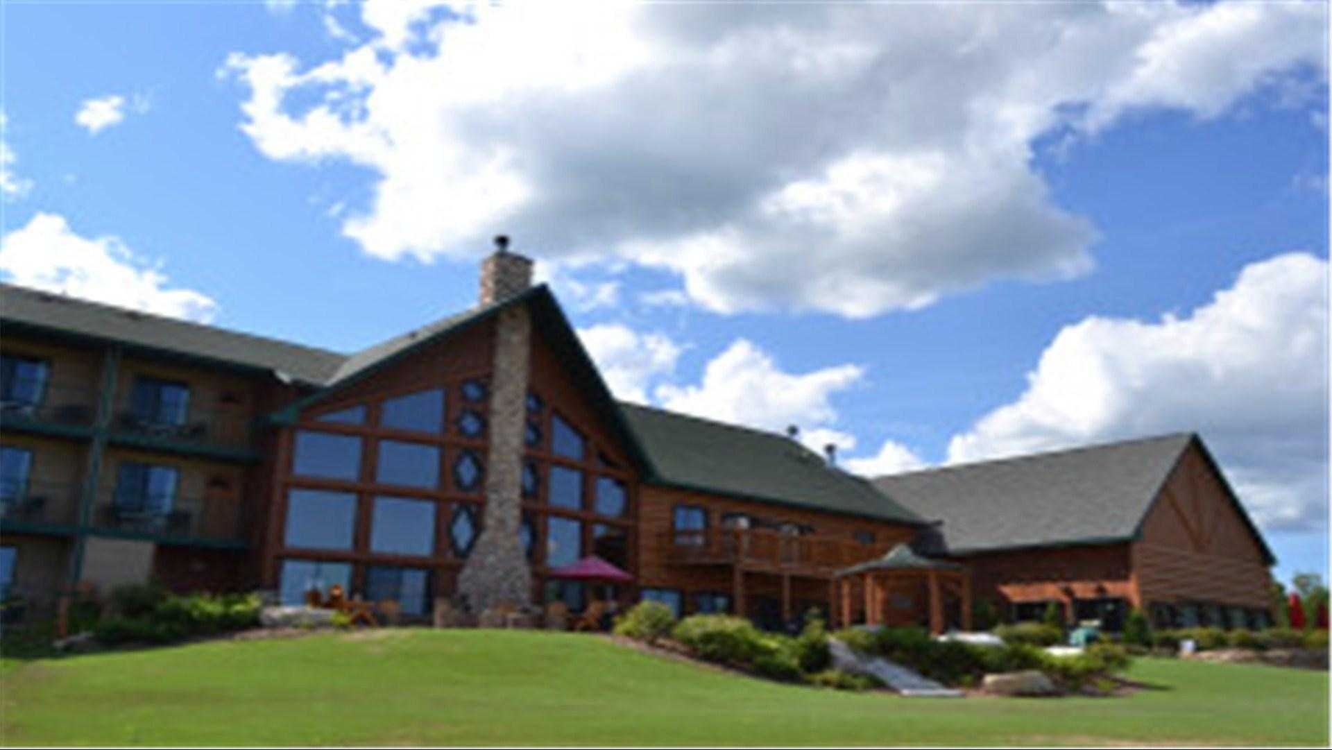 Crooked River Lodge в Alanson, MI