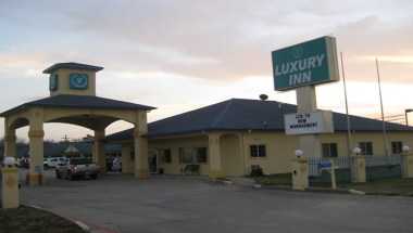 Luxury Inn & Suites в Liberty, TX