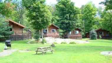 Pier 100 Cottage Resort в Port Carling, ON