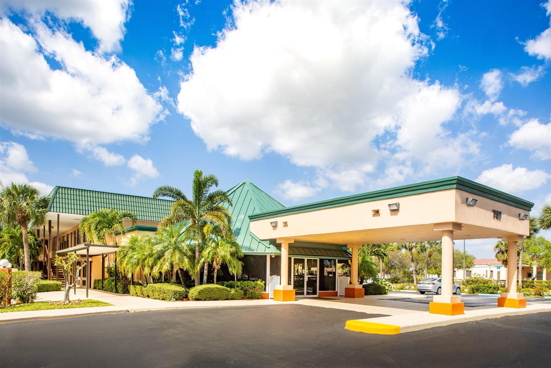 Super 8 by Wyndham North Palm Beach image
