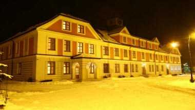 Under the clock Mansion à Trzebinia, PL