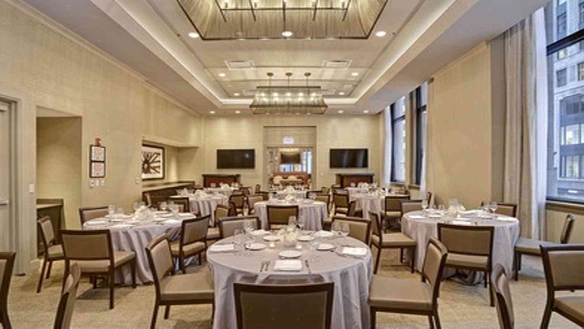 Roanoke Restaurant and Club в Chicago, IL