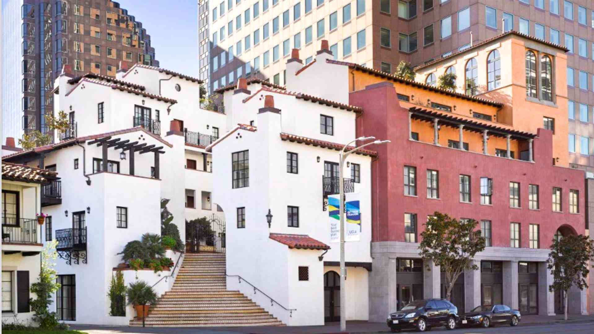 Plaza La Reina in Los Angeles, CA