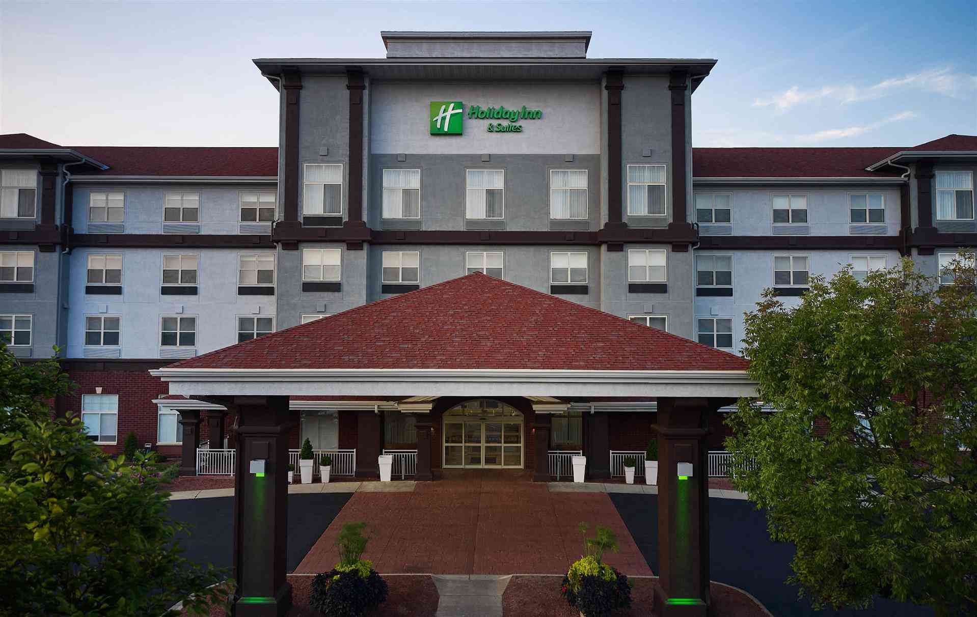 Holiday Inn & Suites Madison West в Мэдисон, WI