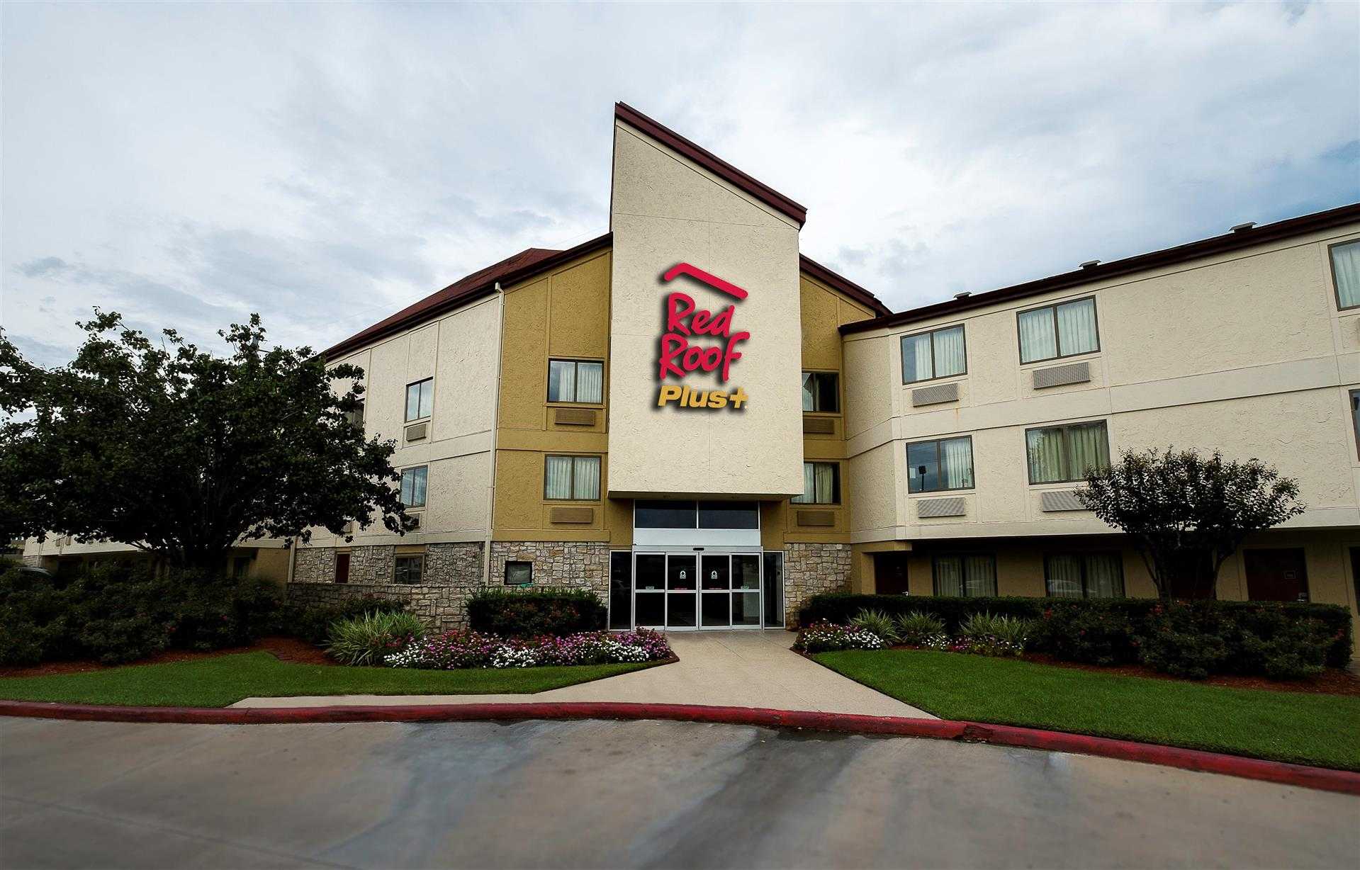 Red Roof PLUS+ Houston - Energy Corridor в Houston, TX