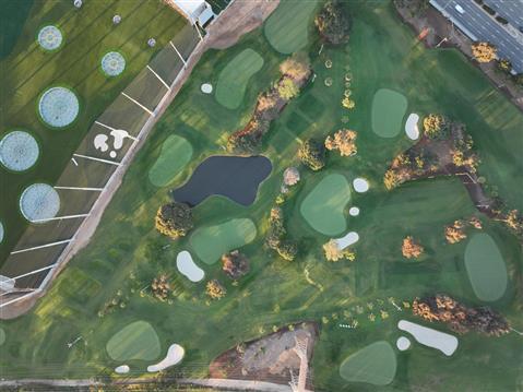 湖区高尔夫球场和练习场