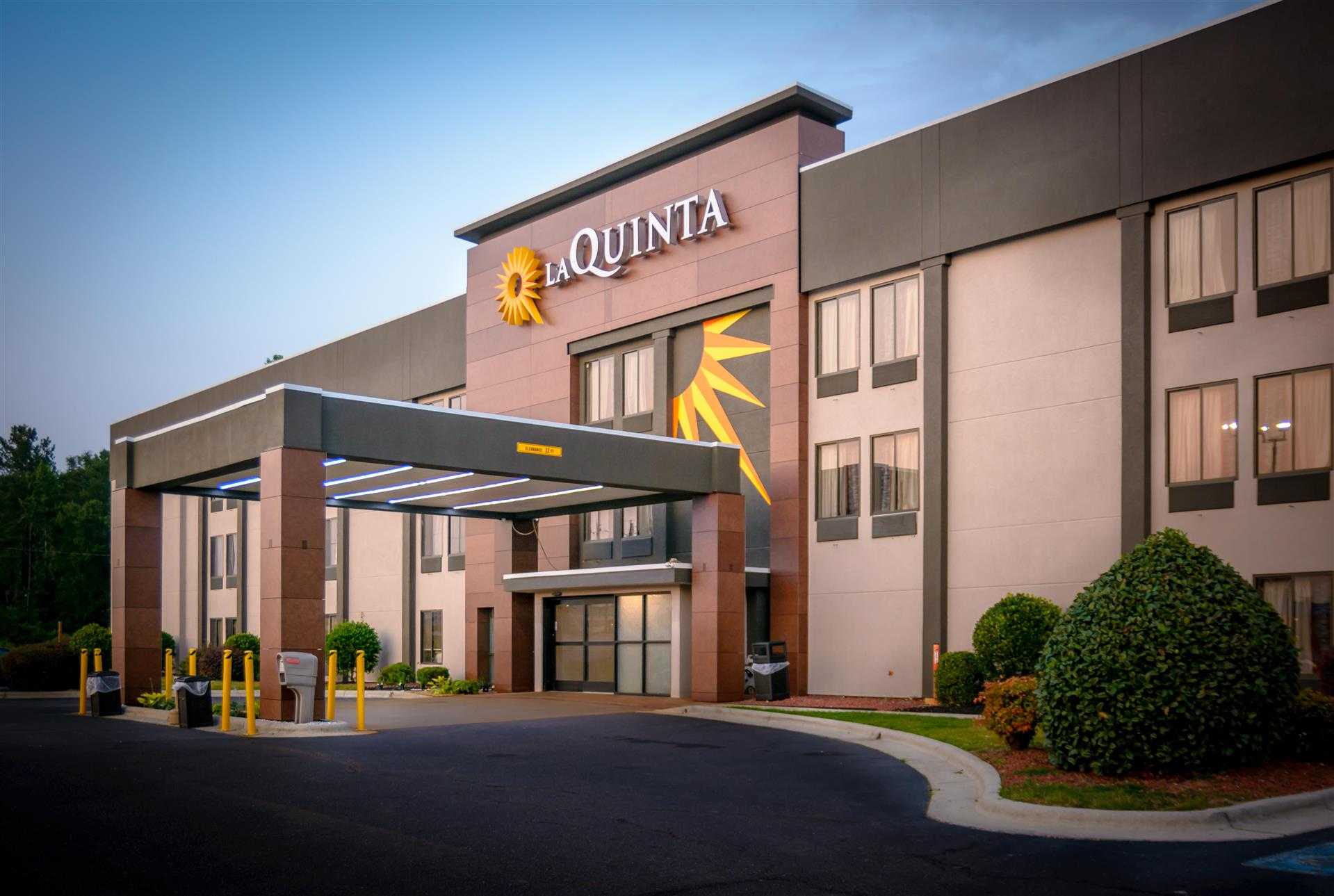 La Quinta Inn & Suites by Wyndham Fayetteville I-95 in Fayetteville, NC
