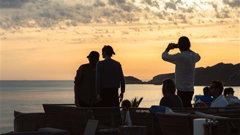 Contempla una hermosa puesta de sol