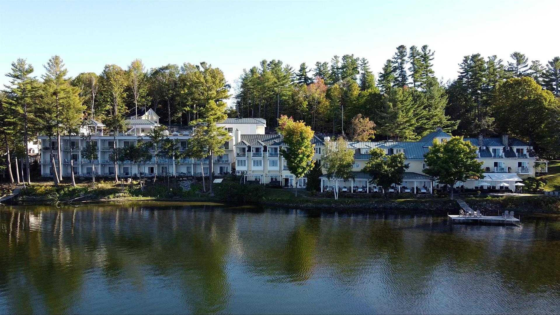 Ripplecove Hotel & Spa в Ayer's Cliff, QC