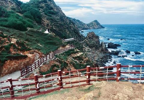 Hike through the mountain slopes and admire the sunset at Eo Gio (Strait of Wind)