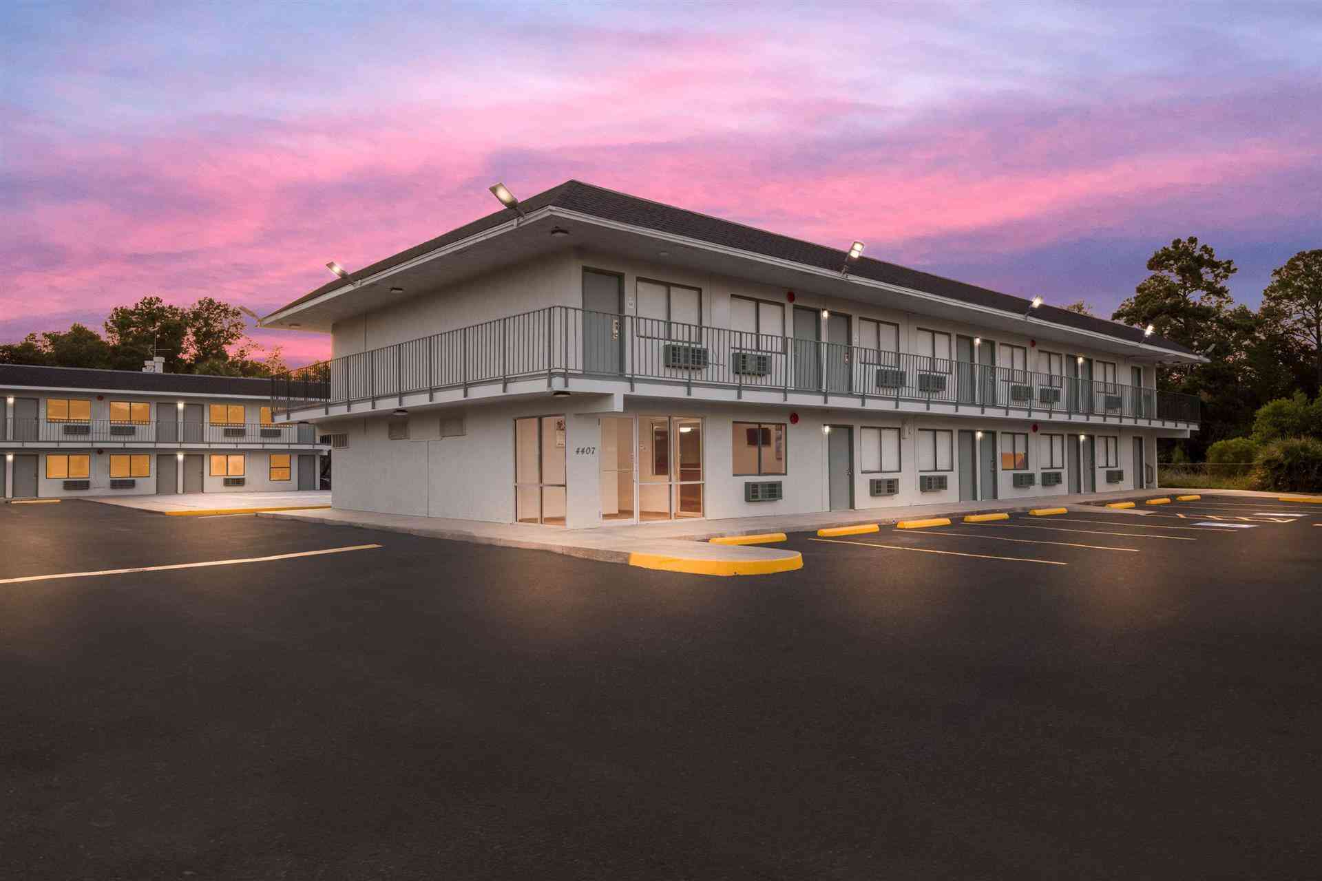 HomeTowne Studios Orange, TX in Orange, TX