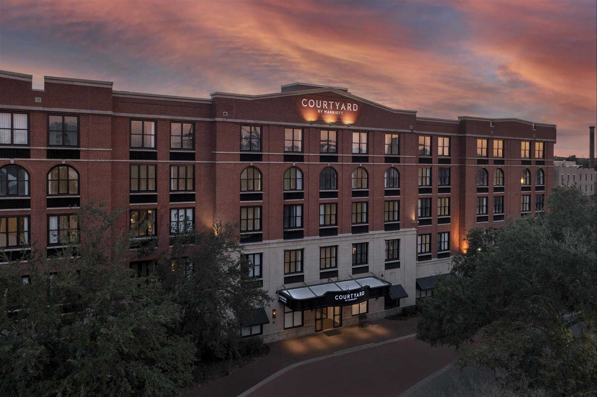 Courtyard by Marriott Savannah Downtown/Historic District в Savannah, GA