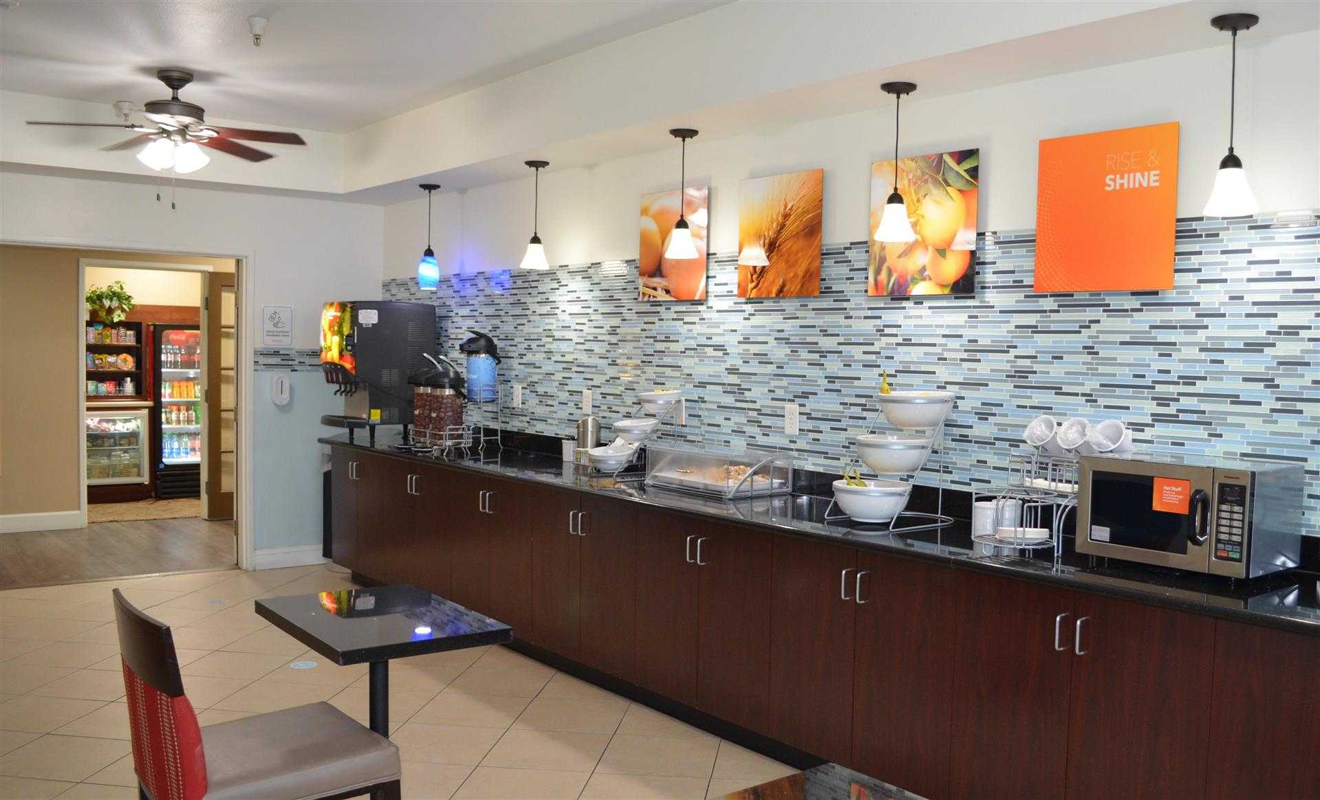 Comfort Suites Tulare в Tulare, CA