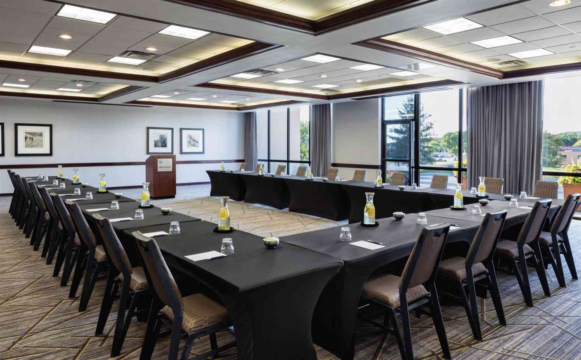 Sheraton West Des Moines Hotel в West Des Moines, IA