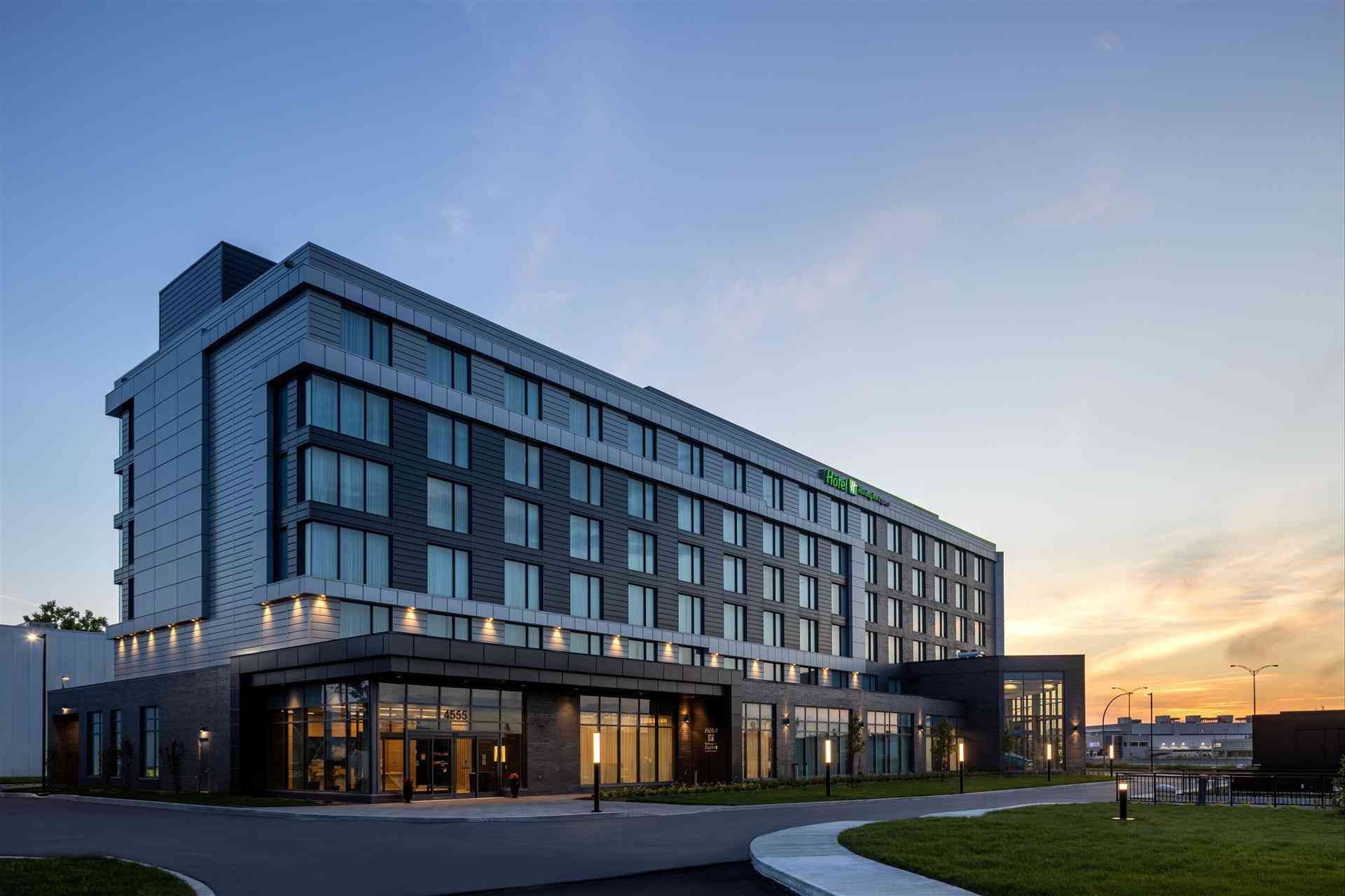 Holiday Inn Express Aeroport Montreal St Laurent in มอนทรีออล, QC