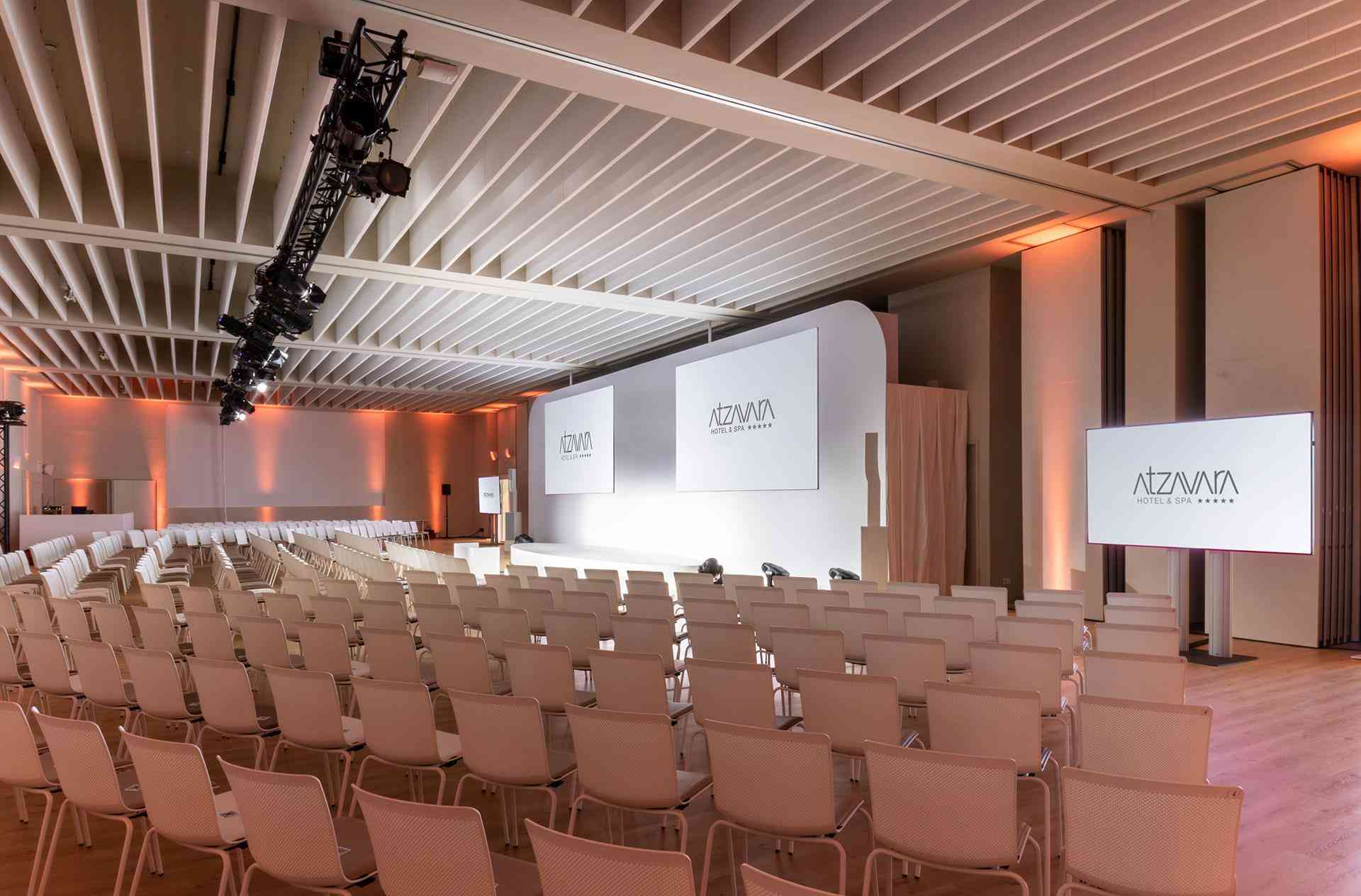 圣诞老人苏珊娜, ES 的 Atzavara Hotel