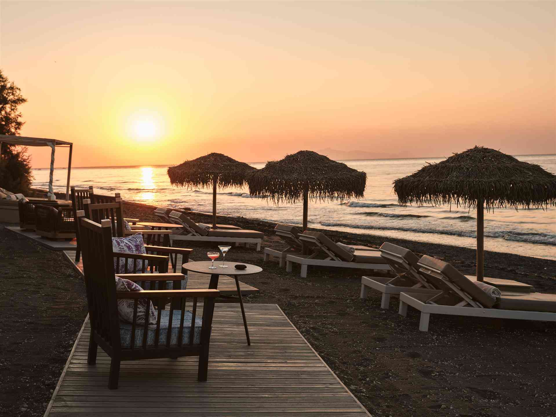 佩里沃洛斯,圣托里尼岛, GR 的 Sea Breeze Santorini Beach Resort, Curio Collection by Hilton