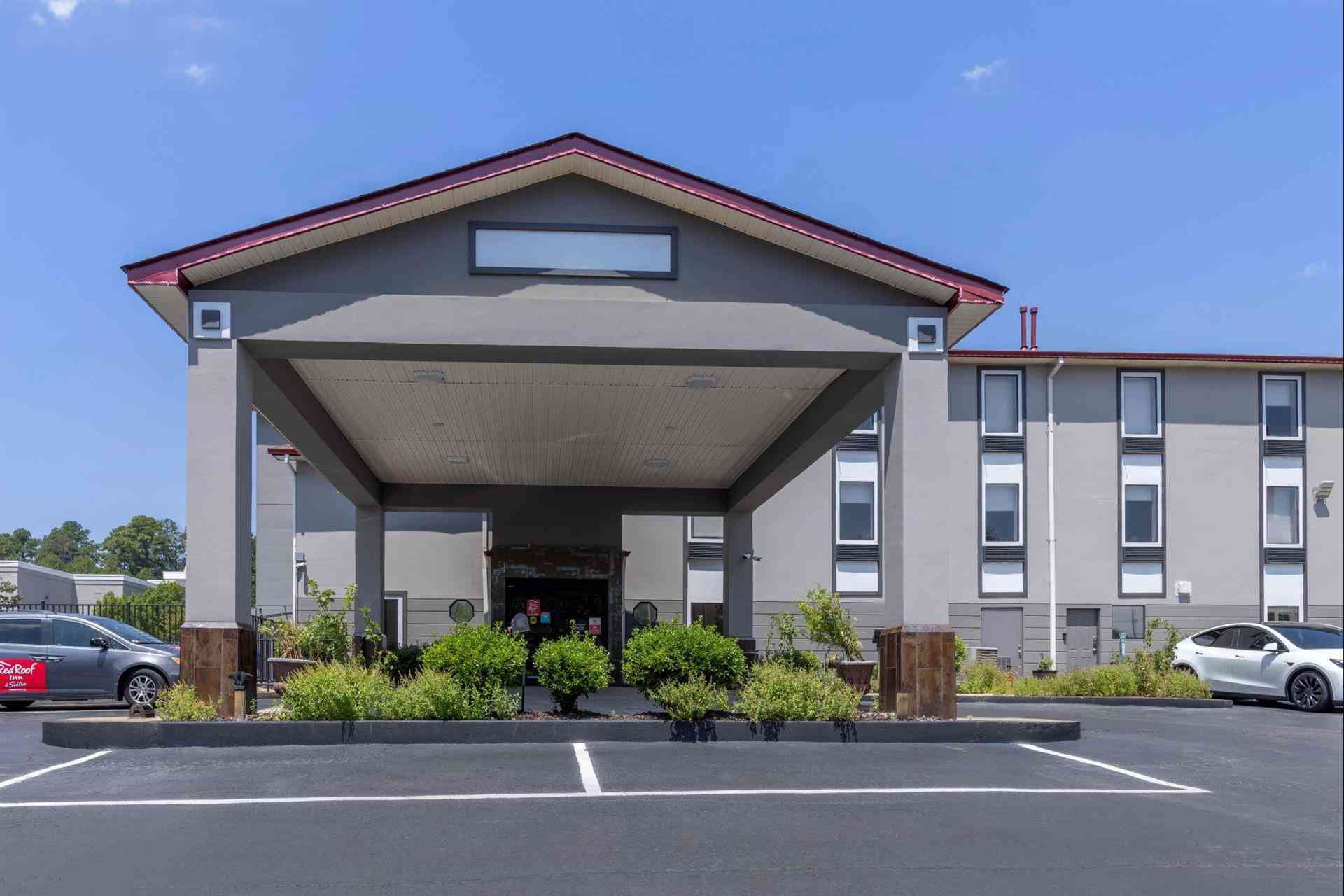 Red Roof Inn & Suites Clinton, MS в Clinton, MS