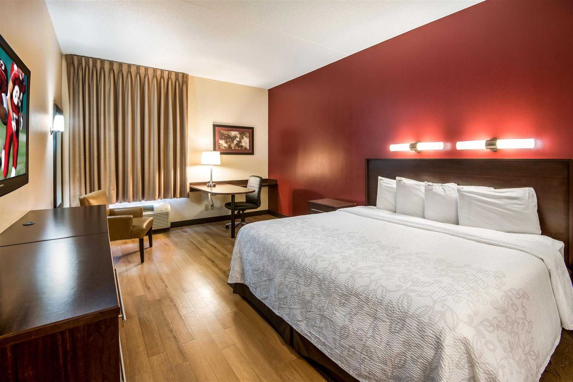 Red Roof PLUS+ Long Island - Garden City в Westbury, NY