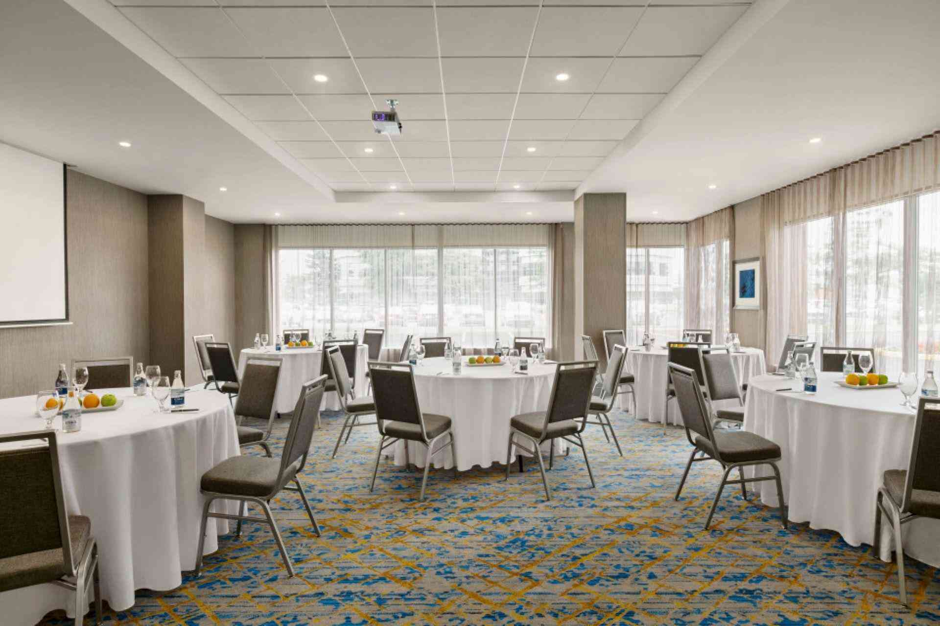 Embassy Suites by Hilton Montreal Airport в Pointe-Claire, QC