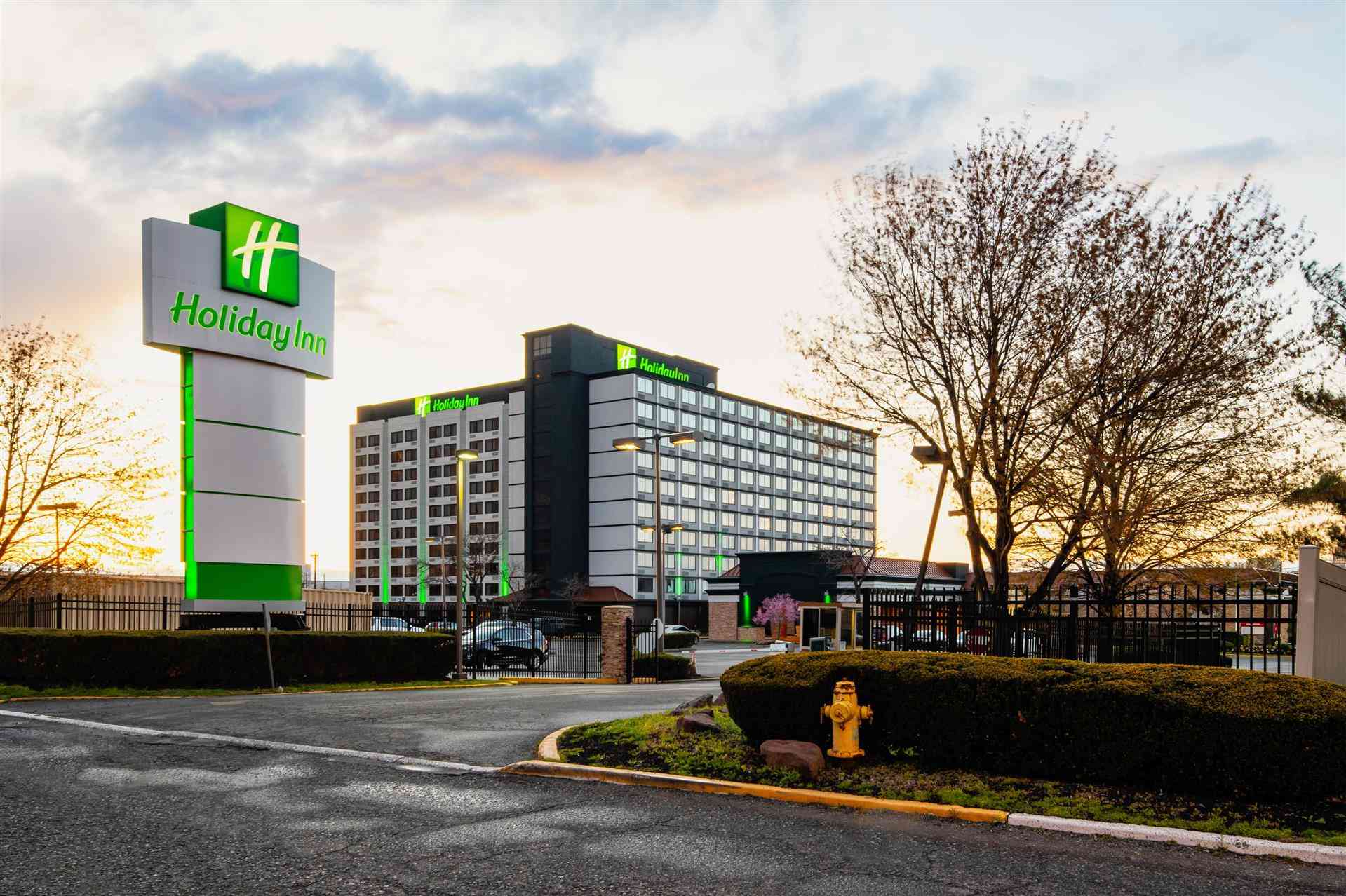 Holiday Inn Newark International Airport в Ньюарк, NJ