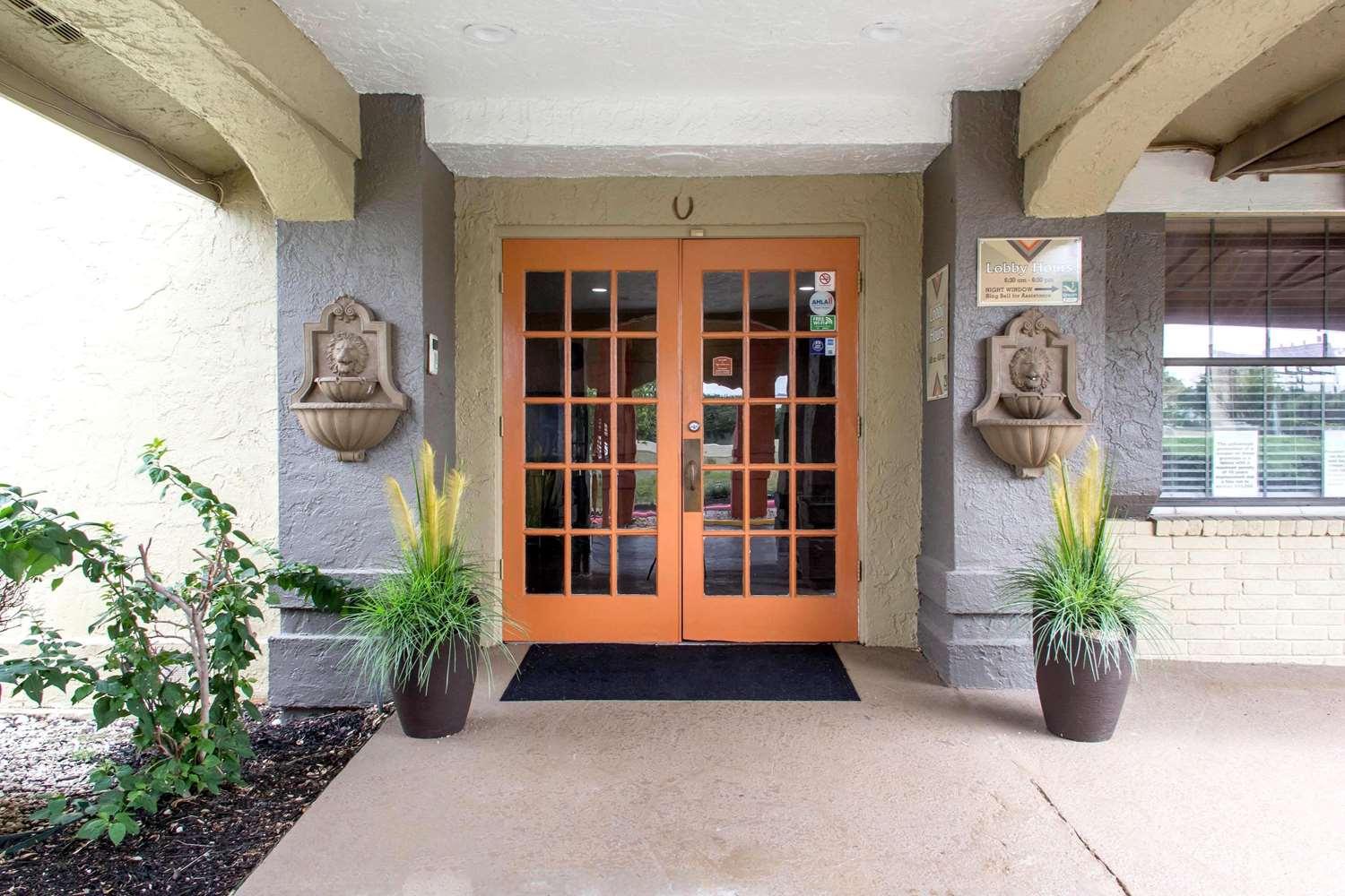 Quality Inn and Suites I-35 near ATT Center image