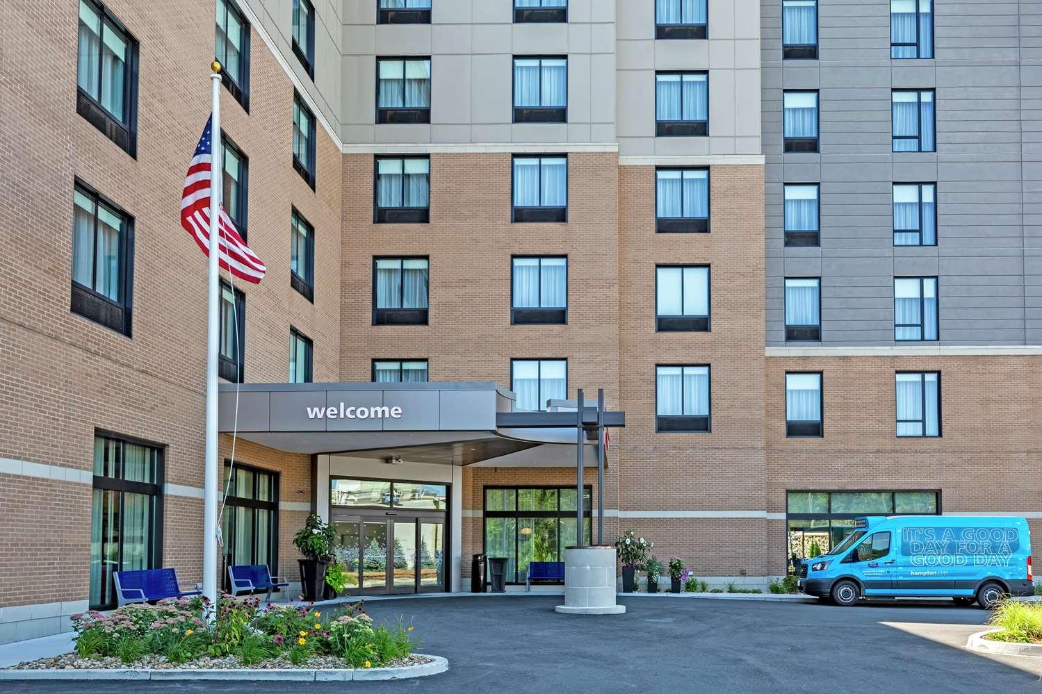 Hampton Inn and Suites Boston/Waltham image